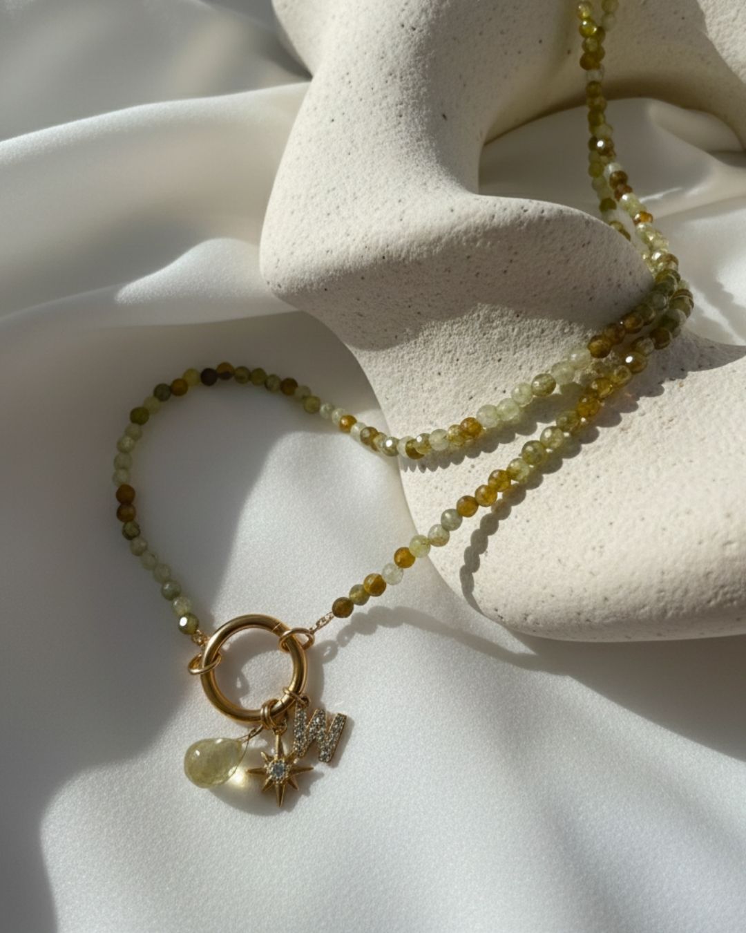 Personalisierbare Charm Edelstein-Halksette